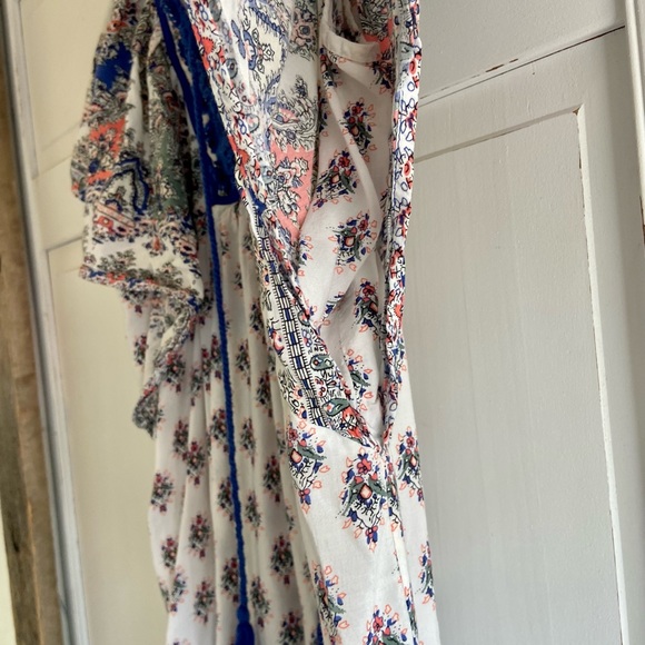 Womens flowy peasant blouse with flutter sleeves - Picture 4 of 9